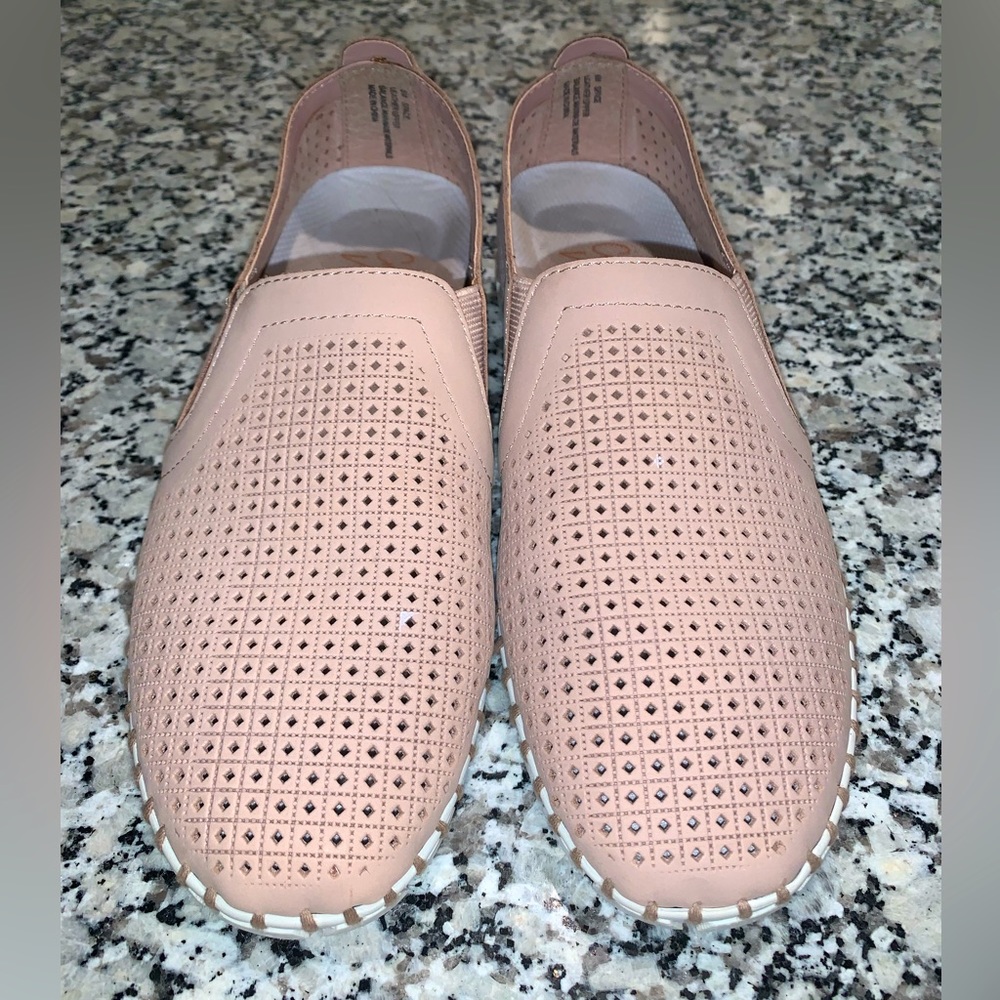 Crown Vintage blush/nude slip on shoe women’s sz 6